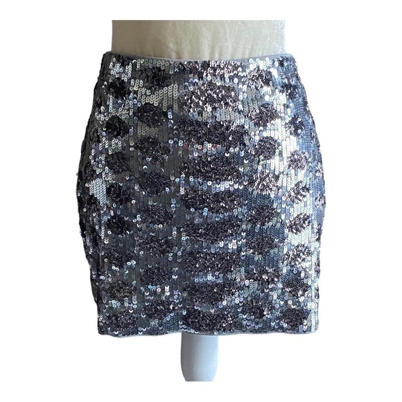 EXPRESS-BLACK AND SILVER SEQUIN SKIRT-SIZE XS - Picture 2 of 6